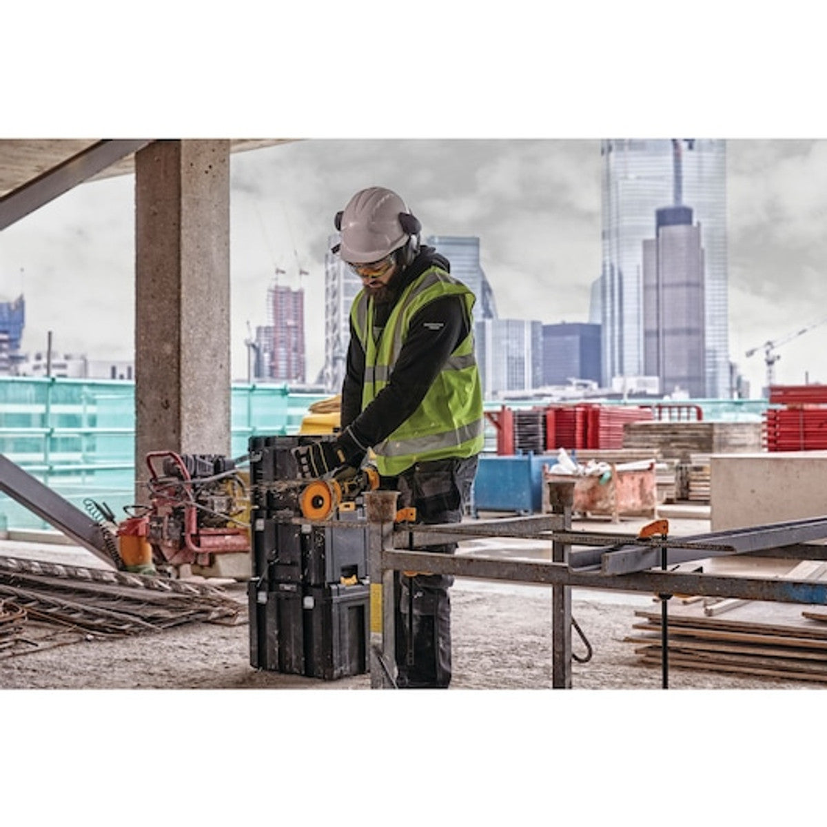 DEWALT DCG418X2 Flexvolt 60V Max Brushless 4-1/2 In. - 6 In. Cordless Grinder With Kickback Brake Kit