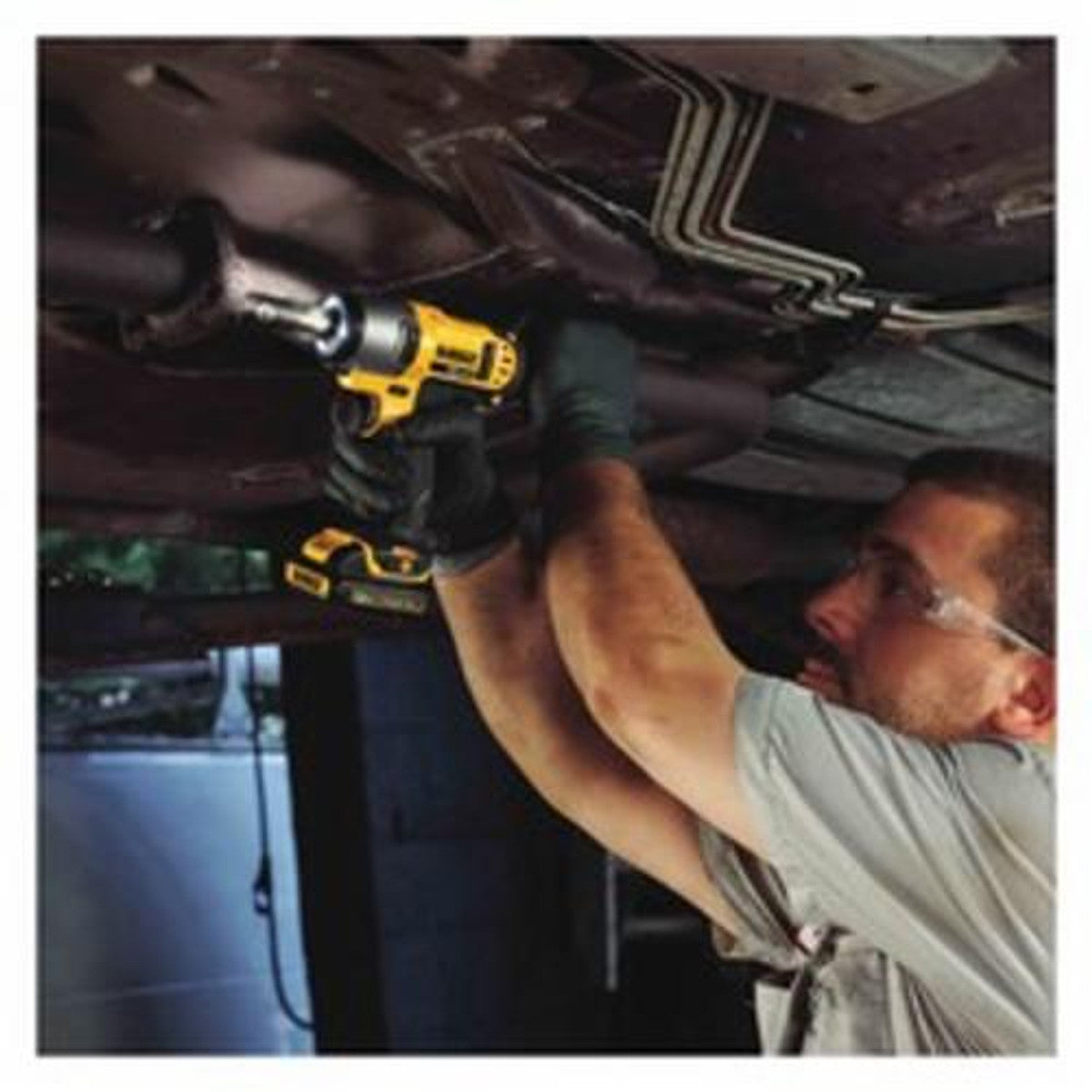 DeWALT DCF813S2  12V MAX 3/8" Impact Wrench Kit W/ (2) 1.5 Ah Batteries